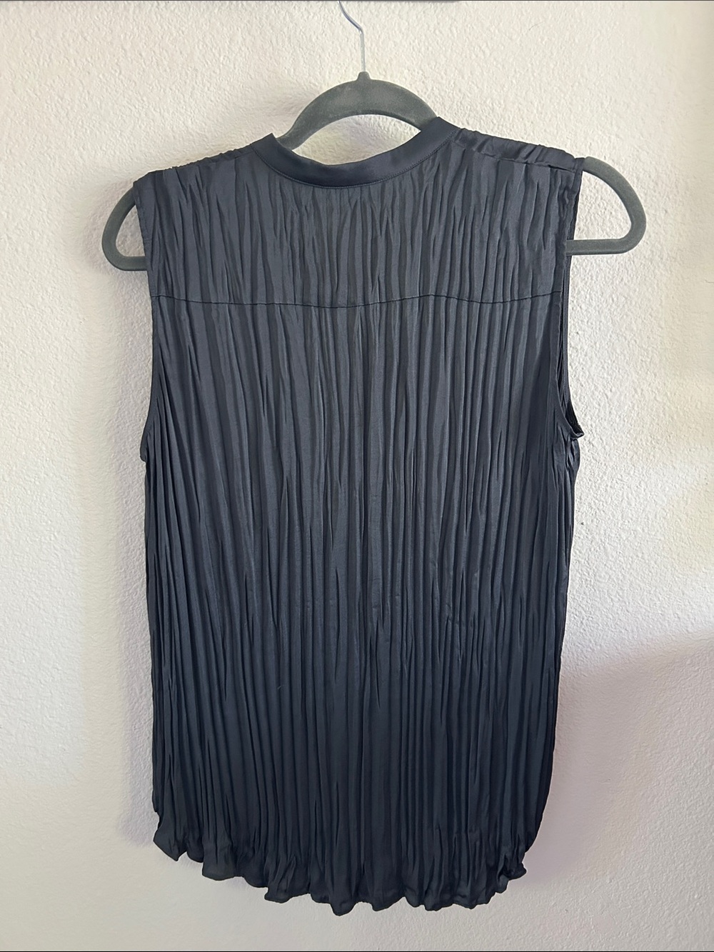 VINCE sleeveless Pleated Blouse. Size M - Picture 4 of 5